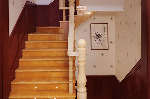 乌兰浩特中式别墅室内汉白玉石楼梯的定制安装装饰效果